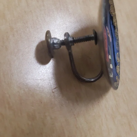 Hand Painted Vintage Screw Back Earrings with Strawberries and Gold on the Edges - Picture 11 of 12